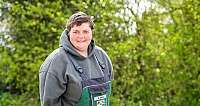 Person in Arbeitskleidung