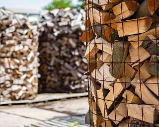Holzstapel in einem Lager, teilweise im Fokus.