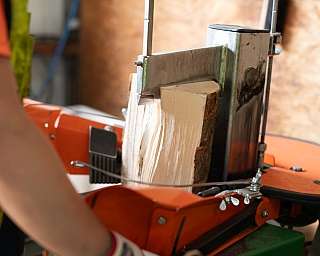 Nahaufnahme eines Holzspalters, der ein Stück Holz verarbeitet